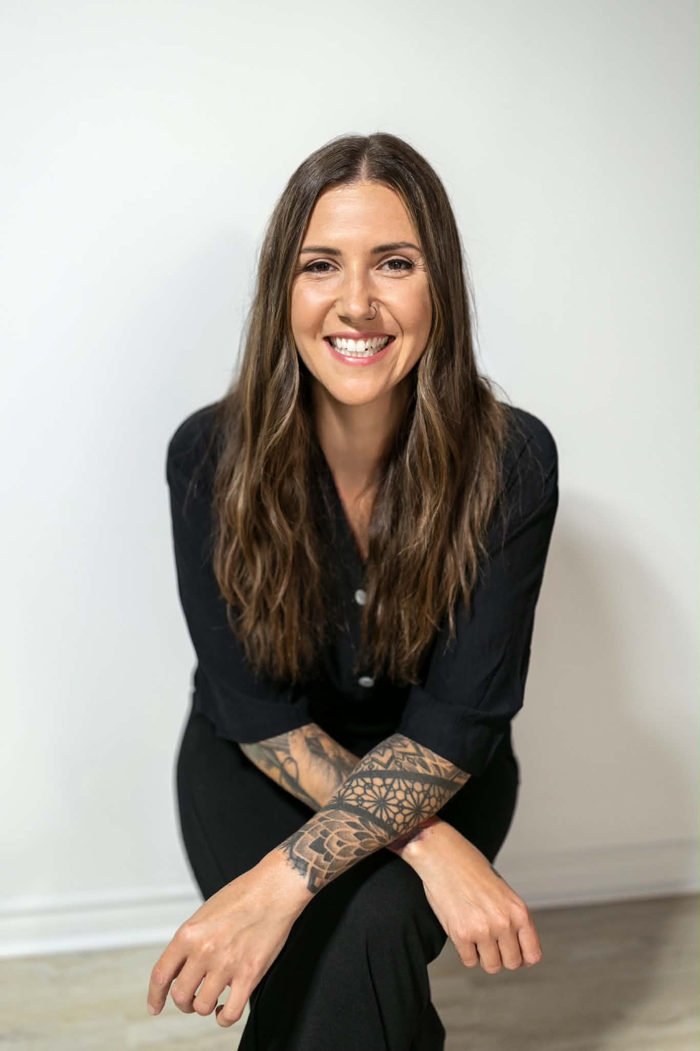 Caroline Beauvais, souriante, assise dans son bureau